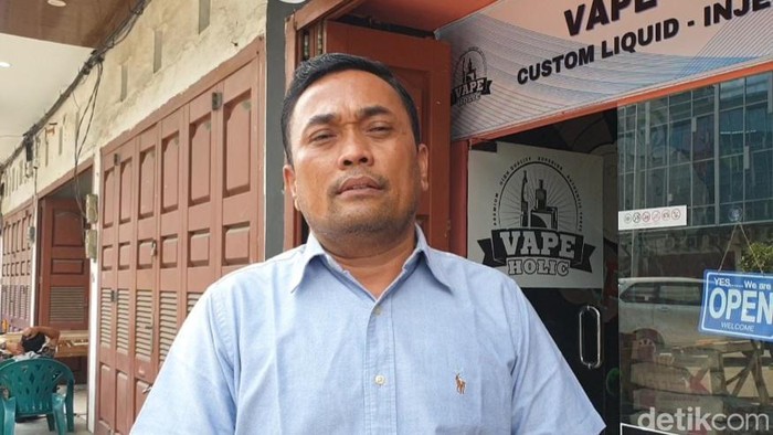 Dedi, pemilik usaha Vape di Jalan Kapten Muslim saat (Goklas Wisely/detikSumut).