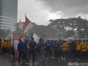 Massa Tolak UU Ciptaker di DPR Minta Ditemui Puan, Ancam Demo Besar