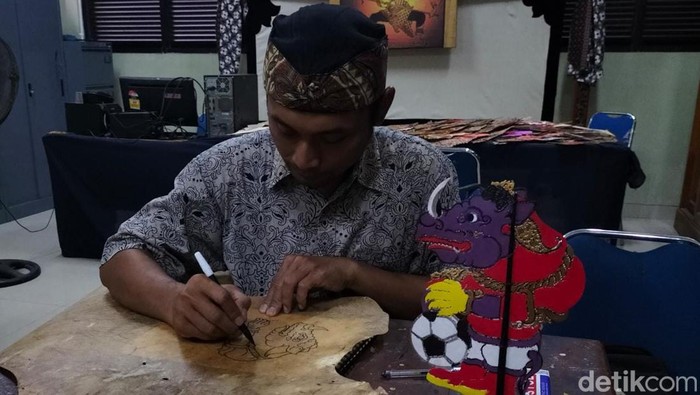 Desain Souvenir Piala Dunia U-20 karya Sanggar Wayang Gogon, Margono, Kamis (30/3/2023).