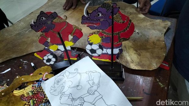 Desain Souvenir Piala Dunia U-20 karya Sanggar Wayang Gogon, Margono, Kamis (30/3/2023).