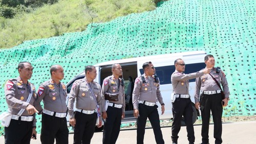 Direktorat Lalu Lintas Polda NTT bersama Kasat Lantas se-NTT melakukan pengecekan kantong parkir kendaraan Delegasi KTT ASEAN di Labuan Bajo, Kabupaten Manggarai Barat, NTT. (Istimewa)