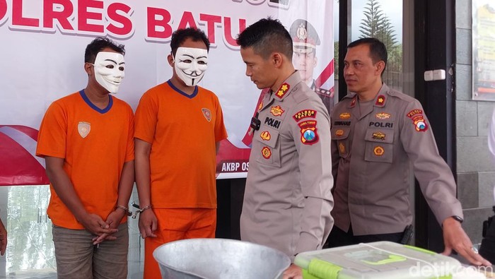 Dua tersangka penjual bahan baku mercon asal Probolinggo saat ditanya Kapolres Batu AKBP Oskar Syamsuddin.