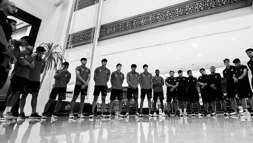 Pemain Timnas Indonesia U-20 berkumpul setelah mendengarkan kabar FIFA membatalkan penyelenggaraan Piala Dunia U-20 di Indonesia, Rabu (29/3/2023) malam.