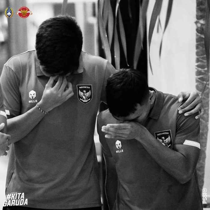 Pemain Timnas Indonesia U-20 berkumpul setelah mendengarkan kabar FIFA membatalkan penyelenggaraan Piala Dunia U-20 di Indonesia, Rabu (29/3/2023) malam.