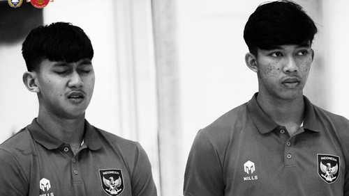 Pemain Timnas Indonesia U-20 berkumpul setelah mendengarkan kabar FIFA membatalkan penyelenggaraan Piala Dunia U-20 di Indonesia, Rabu (29/3/2023) malam.