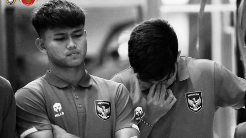 Pemain Timnas Indonesia U-20 berkumpul setelah mendengarkan kabar FIFA membatalkan penyelenggaraan Piala Dunia U-20 di Indonesia, Rabu (29/3/2023) malam.