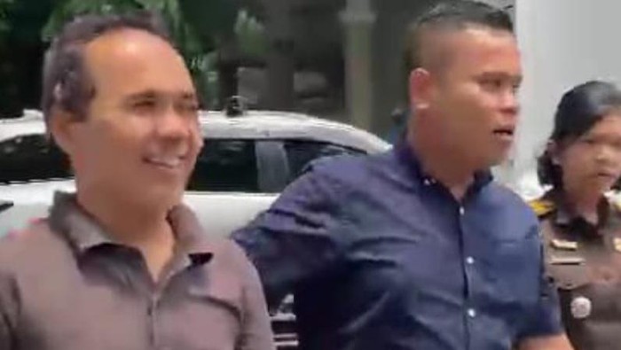 Eks pejabat UINSU dijemput paksa oleh jaksa. (Foto: Istimewa)