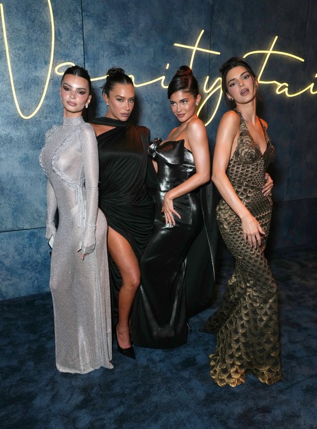 Emily Ratajkowski berpose bareng Kendall Jenner dan Kylie Jenner di dalam pesta. (Foto: Kevin Mazur/VF23/WireImage for Vanity Fair)