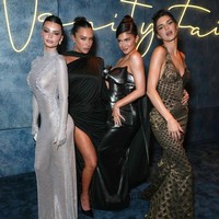 Emily Ratajkowski berpose bareng Kendall Jenner dan Kylie Jenner di dalam pesta. (Foto: Kevin Mazur/VF23/WireImage for Vanity Fair)
