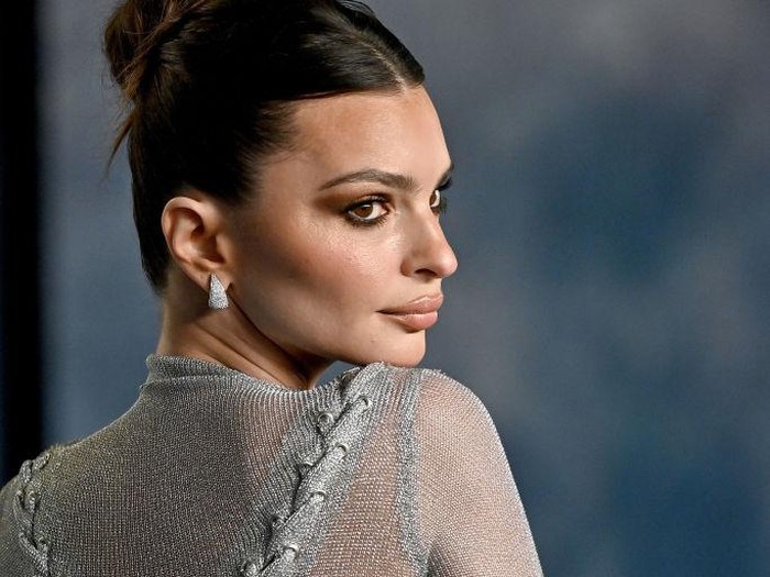 BEVERLY HILLS, CALIFORNIA - MARCH 12: Emily Ratajkowski attends the 2023 Vanity Fair Oscar Party hosted by Radhika Jones at Wallis Annenberg Center for the Performing Arts on March 12, 2023 in Beverly Hills, California. (Photo by Axelle/Bauer-Griffin/FilmMagic)