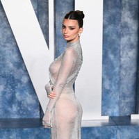 Emily Ratajkowski juga tak kalah seksi. Gaun menerawang silver keluaran label Feben menjadi andalan perempuan yang akrab dengan sapaan Emrata itu. (Foto: Karwai Tang/WireImage)