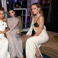 Model Emily Ratajkowski (tengah) dan aktris Oliva Wilde (kanan) sama-sama menghadiri after-party Oscars 2023 awal Maret lalu. Beberapa pekan setelahnya, pertemanan mereka terusik setelah Emily kedapatan bermesraan dengan Harry yang baru putus dari Olivia. Kabarnya, Emily sampai memohon maaf kepada Olivia karena kejadian tersebut. (Foto: Kevin Mazur/VF23/WireImage for Vanity Fair)