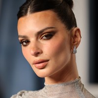 Ibu satu anak ini turut melengkapi gayanya dengan sepasang anting berlian yang menyumbangkan kemewahan. (Foto: Cindy Ord/VF23/Getty Images for Vanity Fair)