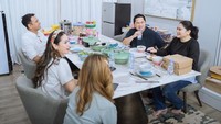 Sering berkunjung ke rumah Raffi Ahmad dan Nagita Slavina. Ini keseruan Eric dan sang istri, saat tengah numpang sahur di sana. Foto: Pool/Site