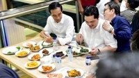 Bersama Presiden Jokowi, dirinya asyik makan siang nasi Padang bareng. Lauknya lengkap ada paru, ayam goreng, udang balado sampai sambel cabe ijo. Foto: Pool/Site