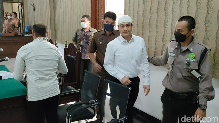 Ferry Irawan mengikuti sidang kasus KDRT kepada Venna Melinda