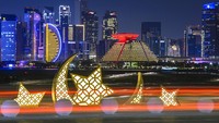 Pemandangan jalan yang dihiasi lampu di Doha, Qatar, Jumat (24/3/2023).
