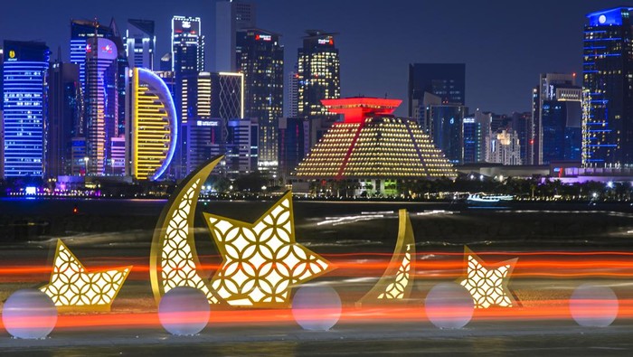 Festival Lampu Semarakkan Ramadan di Qatar People walking and looking at the street decorated with lights as part of the Doha Ramadan Lights Festival 2023 for the holy month of Ramadan at Doha Corniche in Doha,Qatar on 24 March 2023.
(Photo by Noushad Thekkayil/NurPhoto via Getty Images)