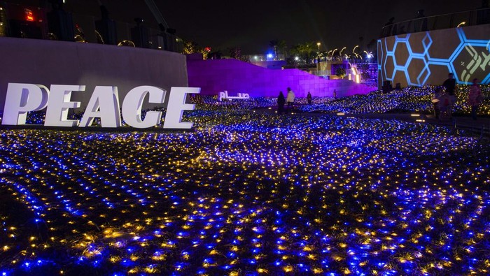 Festival Lampu Semarakkan Ramadan di Qatar People walking and looking at the street decorated with lights as part of the Doha Ramadan Lights Festival 2023 for the holy month of Ramadan at Doha Corniche in Doha,Qatar on 24 March 2023.
(Photo by Noushad Thekkayil/NurPhoto via Getty Images)