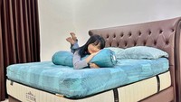 Beberapa barang didapatkan Fuji dari rekan selebritas. Foto: instagram