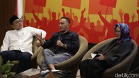 Di luar top three capres, ada sosok lain seperti Gubernur Jawa Barat Ridwan Kamil, Ketua Umum PKB Muhaimin Iskandar (Cak Imin), Menparekraf Sandiaga Uno, dan Ketua DPR Puan Maharani.