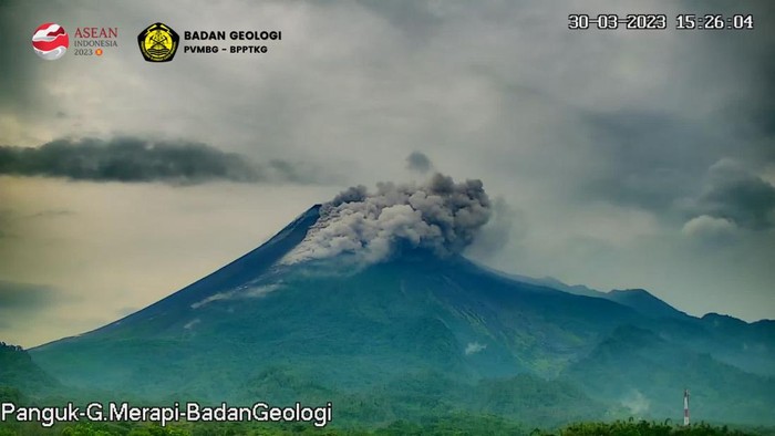 Gunung Merapi memuntahkan awan panas, Kamis (30/3/2023) sore.