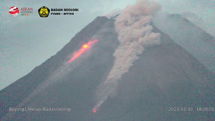 Gunung Merapi muntahkan awan panas, Kamis (30/3/2023) petang.