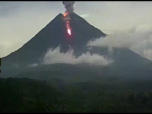 Gunung Semeru Kembali Muntahkan Guguran Lava Pijar Sejauh 2,5 Km