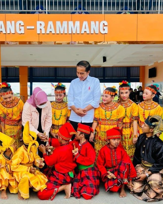 Hari kedua kunjungan kerja Presiden Joko Widodo di Sulawesi Selatan, direncanakan akan ke Kabupaten Maros untuk meninjau kegiatan panen raya padi dan mengecek ketersediaan pangan di Gudang Bulog Batangase. (Instagram @jokowi)