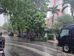 Hujan Disertai Angin Kencang-Petir Merata Landa Kota Surabaya
