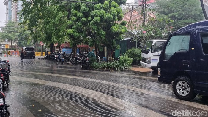 hujan deras di surabaya