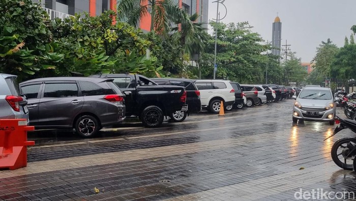 hujan deras di surabaya