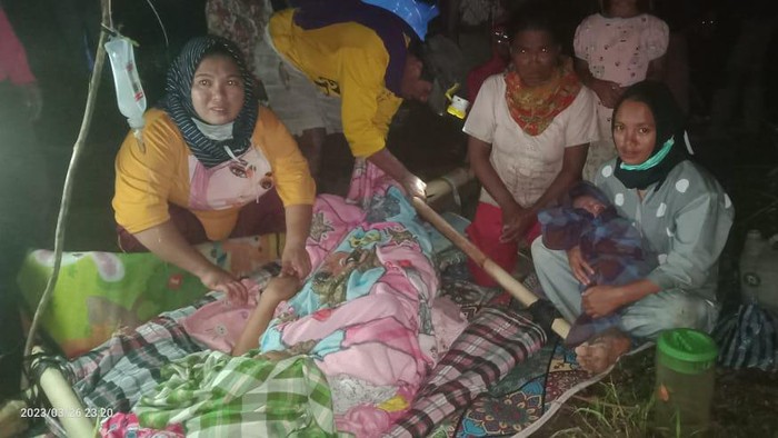 Ibu hamil di Polewali Mandar, Sulawesi Barat melahirkan dalam perjalanan ketika ditandu warga menuju Puskesmas terdekat.