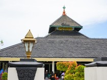 Bagaimana Hukum Bangun Masjid di Atas Tanah Pribadi?