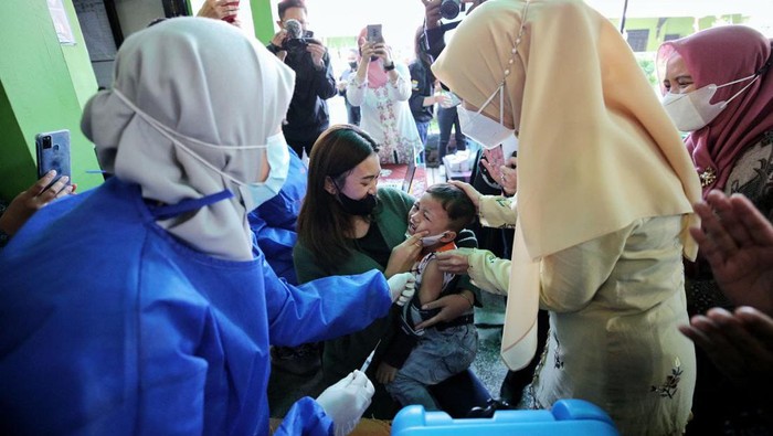 Imunisasi polio di Bandung.
