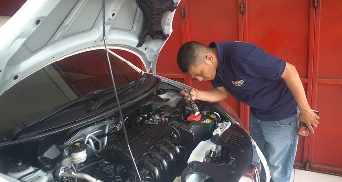 Pengecekan mobil bekas yang dilakukan oleh Inspector mobil.