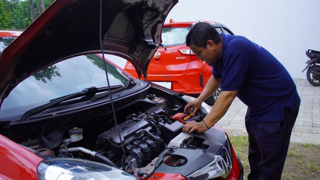 Pengecekan mobil bekas yang dilakukan oleh Inspector mobil.