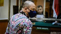 Jaksa penuntut umum kemudian mulai membaca tuntutan kepada Teddy.