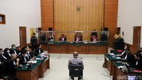 Sidang dipimpin Jon Sarman Saragih sebagai ketua majelis hakim. 