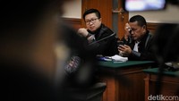 Hotman Paris Hutapea dkk duduk di kursi kuasa hukum Teddy.
