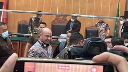 Senyum Irjen Teddy Minahasa Usai Dituntut Mati