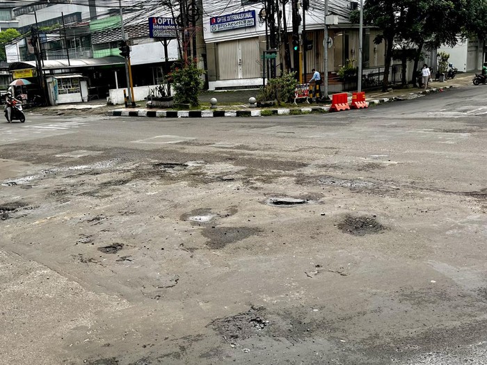 Jalan berlubang di perempatan Jalan Dalem Kaum-Lengkong Besar