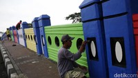 Pekerja dari Balai Besar Wilayah Sungai Ciliwung-Cisadane Kementrian PUPR melakukan pengecetan jembatan Kanal Banjir Timur (KBT) di Cipinang Indah, Jakarta Timur, Kamis (30/3/2023).