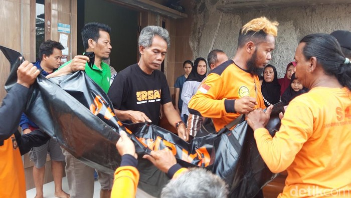 Jenazah dua anak kembar yang hanyut di sungai tiba di rumah duka, Wonosegoro, Boyolali, Kamis (30/3/2023).