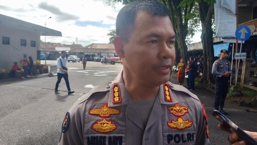 Kabid Humas Polda Bali Kombes Pol Satake Bayu saat mendampingi Kapolda Bali, Irjen Pol Putu Jayan Danu Putra di Polres Jembrana Kamis (30/3/2023).