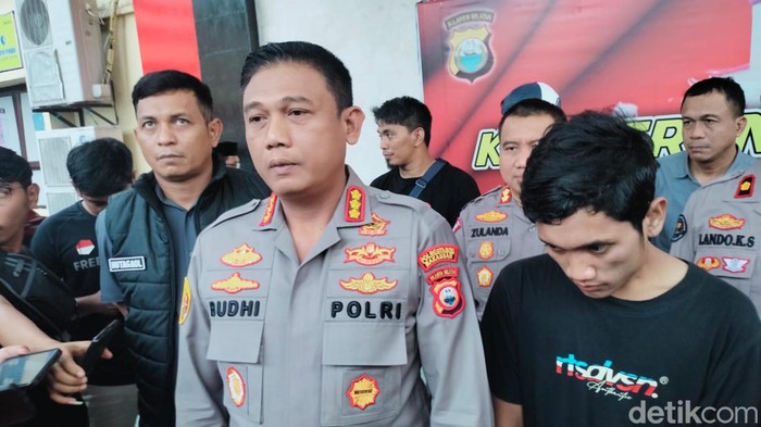 Kapolrestabes Makassar Kombes Budi Haryanto bersama pengendara motor yang menerobos iring-iringan mobil Jokowi.