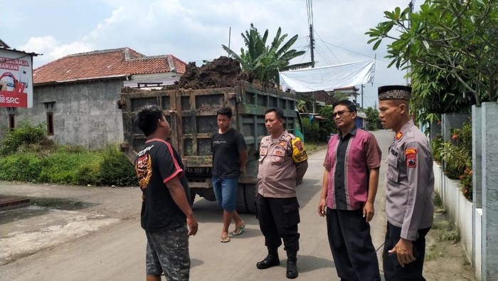 Kapolsek Polanharjo dan Kades Kranggan memperingatkan truk muatan tanah buangan tol, Kamis (30/3/2023).