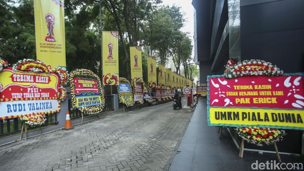 Puluhan karangan bunga berjejer di GBK Arena, Jakarta, Kamis (30/3/2023). Karangan bunga tersebut datang dari berbagai kalangan.