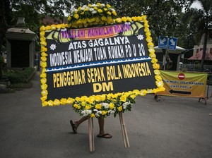 Bali Sepekan: Gubernur Koster Minta FIFA Lebih Adil-Ojol Dihukum Menyapu di Pura