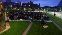 Setelah berbuka puasa, mereka salat Magrib di area luar katedral.
